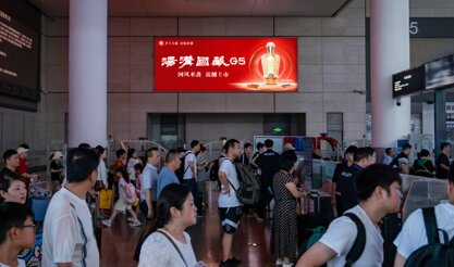 第一戶外傳媒-上海虹橋站出發層東西進站安檢口墻面燈箱