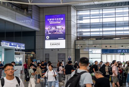 第一戶外傳媒-上海虹橋站出發層東西安檢進站區南北通道墻面燈箱
