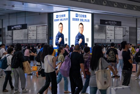 第一戶外傳媒-上海虹橋站到達層出站主通道L型墻面燈箱