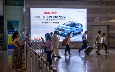 第一戶外傳媒-上海虹橋站到達層商鋪兩側通道墻面燈箱