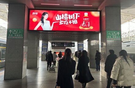 深圳第一戶外傳媒有限公司-上海站出站通道懸掛式吊幅燈箱