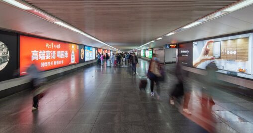 深圳第一戶外傳媒有限公司-上海站出站通道墻面燈箱