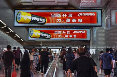 深圳第一戶外傳媒有限公司-上海站出站通道楣頭燈箱