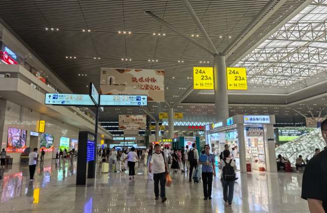 鄭州東站候車大廳墻面大型燈箱廣告價格，鄭州東高鐵站大屏