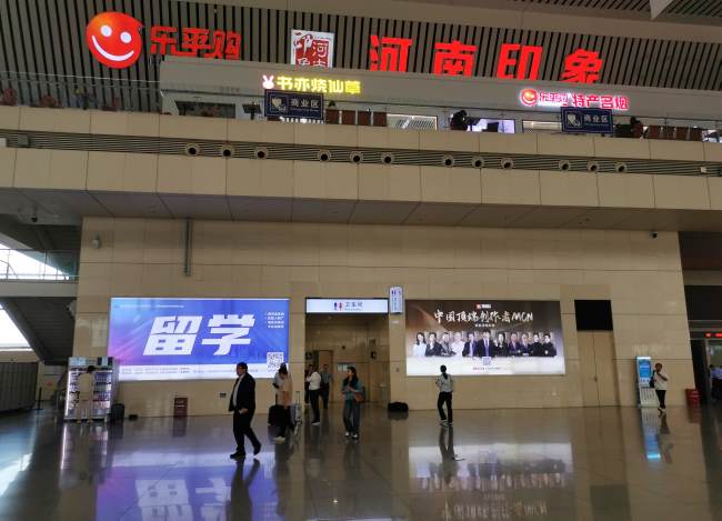 鄭州東站候車大廳三層墻面燈箱廣告實拍圖 