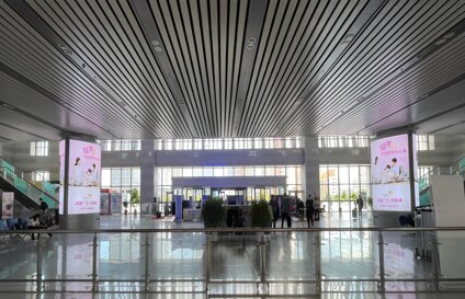 深圳第一戶外傳媒有限公司-威海站一樓候車廳三面包柱燈箱