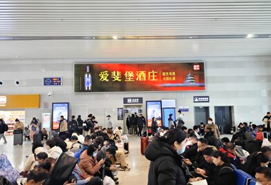 深圳第一戶外傳媒有限公司-威海站一樓候車廳墻面燈箱
