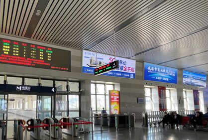深圳第一戶外傳媒有限公司-威海站二樓候車廳墻面燈箱