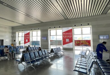 深圳第一戶外傳媒有限公司-威海站一樓候車廳落地燈箱