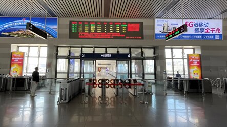 深圳第一戶外傳媒有限公司-威海站一樓候車室檢票口圖騰燈箱