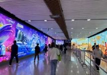 珠江新城最繁忙地鐵通道—“頂天立地”燈箱霸屏出入口