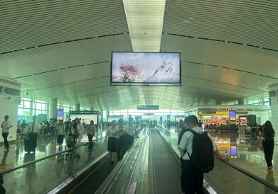 深圳第一戶外傳媒有限公司-揭陽潮汕機場T2航站樓出發到達候機廳后端吊頂燈箱