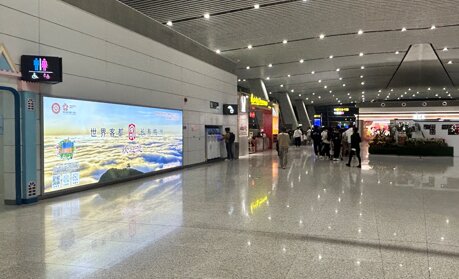 深圳第一戶外傳媒有限公司-揭陽潮汕機場T1航站樓國內出發候機廳中段墻面燈箱