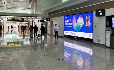 深圳第一戶外傳媒有限公司-揭陽潮汕機場T2航站樓候機廳中前段左右兩側墻面燈箱