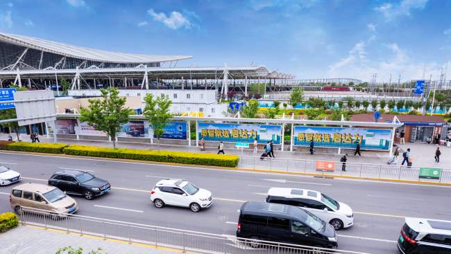 青島北站戶外廣場通道大牌價格，青島北站展會廣告案例