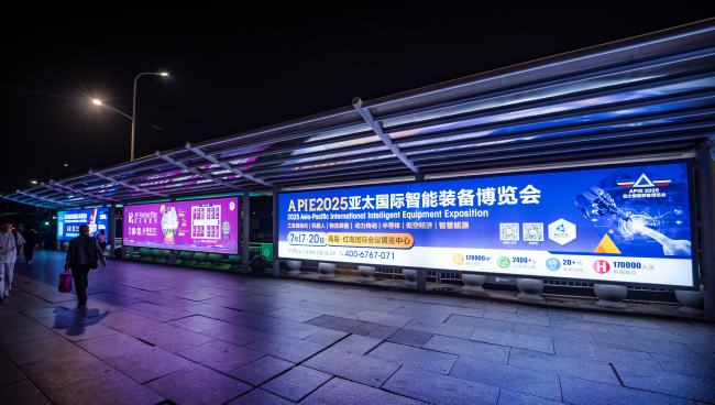 青島北站戶外圍擋大牌夜景實拍圖廣告