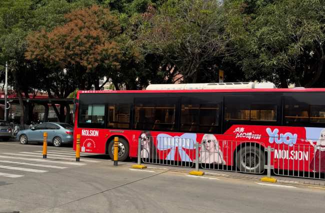 深圳公交大紅色涂裝廣告案例圖實(shí)拍