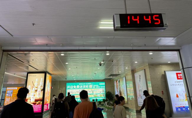 義烏機(jī)場(chǎng)到達(dá)通廊前往行李廳必經(jīng)通道客流通行實(shí)拍圖