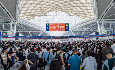 深圳第一戶外傳媒有限公司-廣州南站出發層候車大廳吊旗