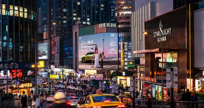 重慶新港城LED地標(biāo)巨屏廣告汽車行業(yè)實(shí)拍圖夜景