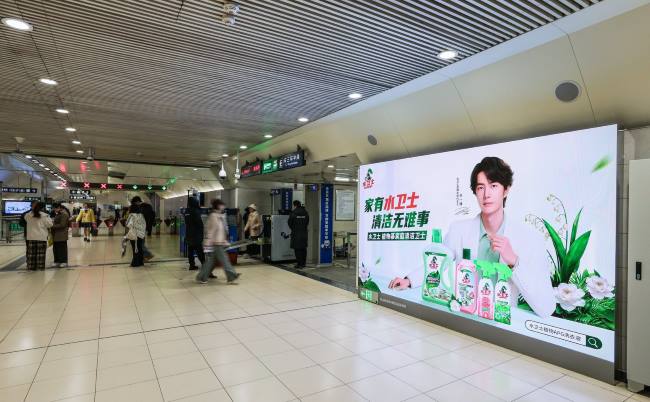 北京地鐵站換乘通道口墻面大屏 