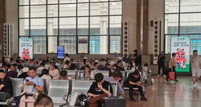深圳第一戶外傳媒有限公司-鄭州站候車室刷屏機廣告