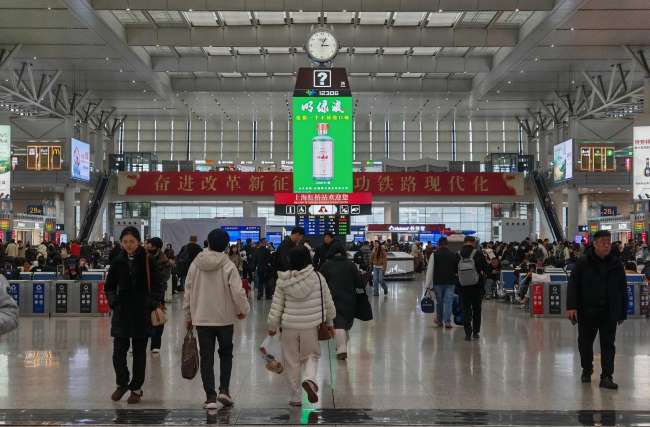 上海虹橋高鐵站候車大廳中央服務臺實拍圖 