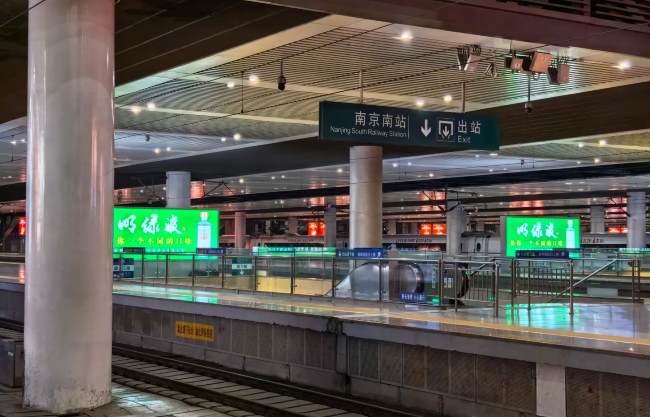 南京南站站臺區域連續發布的站臺燈箱廣告案例圖 